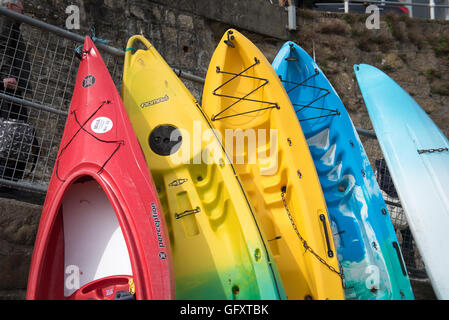 Bunte Kajaks in Mousehole Harbour in Cornwall UK Stockfoto