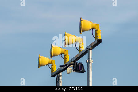 Flughafen Start-und Landebahn Lichter - Ansatz Beleuchtungssystem - auf dem Hintergrund der klare blaue Himmel. Vier gelbe farbige Lichter hintereinander. Stockfoto