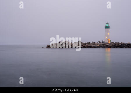 Dämmerung über Wellenbrecher (Walton) Leuchtturm, Santa Cruz, Kalifornien Stockfoto