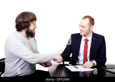 Kaukasische Geschäftsleute in elegante Anzüge, halten Sie Ordner, Dateien, Dokumente isoliert in der hand, auf weißem Hintergrund, mit leeren textfreiraum Handshake. Kommunikation, Gruß, Stimme, Gratulation Konzept. Stockfoto