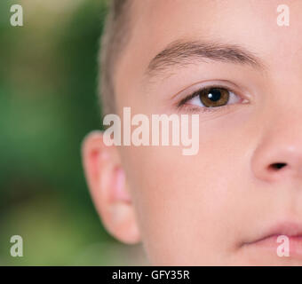 Junge mit braunen Augen Stockfoto