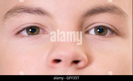 Junge mit braunen Augen Stockfoto