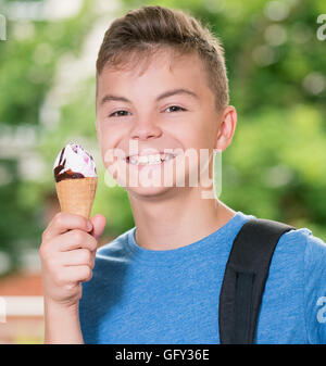 Junge mit Eis Stockfoto