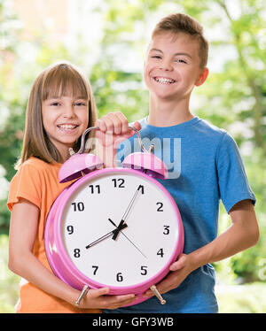 Kinder mit großen Uhr Stockfoto