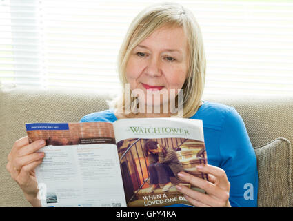 Frau liest der Wachtturm-Magazin Stockfoto