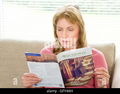 Frau liest der Wachtturm-Magazin Stockfoto