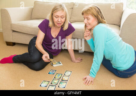 Frauen mit Tarot-Karten Stockfoto