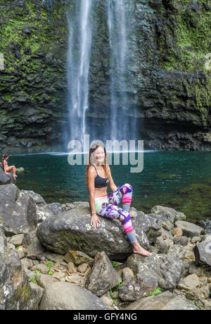 Wanderer durch Hanakapiai fällt auf Kauai Stockfoto