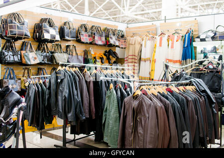Leder waren Boutique, internationalen Flughafen Addis Abeba, Äthiopien Stockfoto