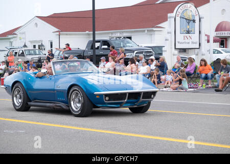 Corvette Stingray in jährlichen Cruz-In-Parade für antiken und klassischen Autos in Whitehall und Montague, Michigan. Stockfoto