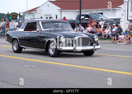 sechziger Jahre Ära rollt Studebaker 2-türige Hardtop in 2016 jährliche Cruz In Parade. Stockfoto