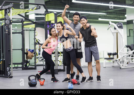 Porträt des jungen chinesischen Erwachsenen in Turnhalle Stockfoto