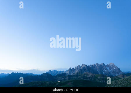 Italienische Bergpanorama im Morgengrauen. "Pale di San Martino" Gipfeln. Sport und outdoor Stockfoto