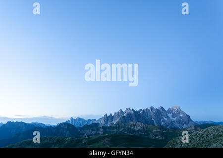 Italienische Bergpanorama im Morgengrauen. "Pale di San Martino" Gipfeln. Sport und outdoor Stockfoto