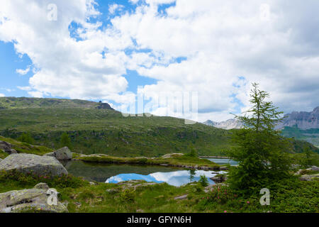 Italienische Bergpanorama, Wolken reflektiert auf alpinen See. Trekking in der Nähe von 'Passo San Pellegrino", Alpen. Sport und Outdoor Stockfoto