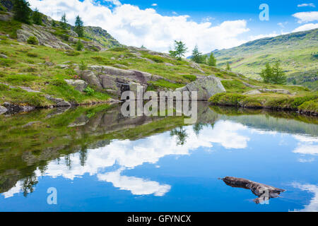 Italienische Bergpanorama, Wolken reflektiert auf alpinen See. Trekking in der Nähe von 'Passo San Pellegrino", Alpen. Sport und Outdoor Stockfoto