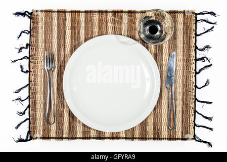 Teller, Besteck und Tasse auf einem einzigen Bambus isoliert auf weißem Hintergrund. Ideal für Lebensmittel oder Text hinzufügen Stockfoto