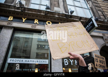 London, UK. 29. Juli 2016. Demonstranten halten Zeichen außerhalb ein denen Zweig der Byron in Holborn als Teil eines Protestes gegen die Art und Weise, in das Management der Hamburger Kette angeordnet eine Gesundheit und Sicherheit treffen zu der Verhaftung und Deportation von vielen Mitgliedern des Personals. Bildnachweis: Mark Kerrison/Alamy Live-Nachrichten Stockfoto