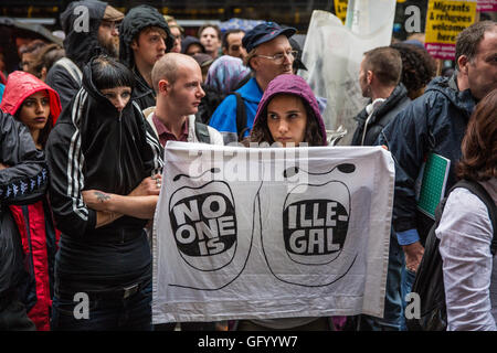 London, UK. 29. Juli 2016. Demonstranten mit einem "Kein Mensch ist Illegal" Banner außerhalb ein Zweig der Byron in Holborn bei einem Protest gegen die Art und Weise in die Verwaltung der Hamburger Kette angeordnet, Gesundheit und Sicherheit treffen zu der Verhaftung und Deportation von vielen Mitgliedern des Personals. Bildnachweis: Mark Kerrison/Alamy Live-Nachrichten Stockfoto