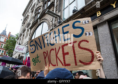 London, UK. 29. Juli 2016. Ein Demonstrant hält ein Schild mit der Aufschrift "Snitches Get Streikposten" außerhalb ein Zweig der Byron Hamburger-Kette in Holborn. Bildnachweis: Mark Kerrison/Alamy Live-Nachrichten Stockfoto