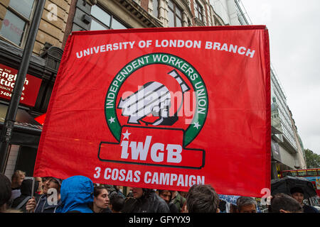 London, UK. 29. Juli 2016. Ein Banner der IWGB Gewerkschaft auf einen Protest außerhalb ein Zweig der Byron in Holborn gegen die Art und Weise in die Verwaltung der Hamburger Kette angeordnet, Gesundheit und Sicherheit treffen zu der Verhaftung und Deportation von vielen Mitgliedern des Personals. Bildnachweis: Mark Kerrison/Alamy Live-Nachrichten Stockfoto