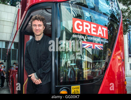 Hong Kong, Hong Kong SAR, China. 18. Oktober 2013. Thomas Heatherwick in Hong Kong.The Bürgermeister von London Boris Johnson startet den neuen London Bus entworfen von Thomas Heatherwick.Outside British Council Admiralität © Jayne Russell/ZUMA Draht/Alamy Live News Stockfoto