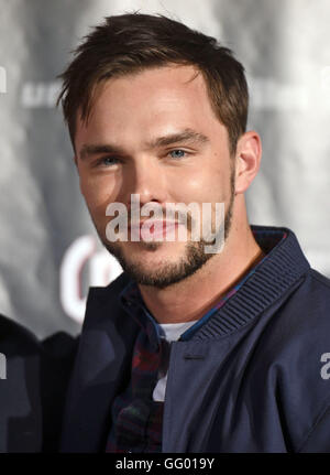 Köln, Deutschland. 1. August 2016. Britischer Schauspieler Nicholas Hoult Gesten während der Premiere des Films Collide in Köln, Deutschland, 1. August 2016. Der Film beginnt am 04.08.2016. Foto: Henning Kaiser/Dpa/Alamy Live News Stockfoto