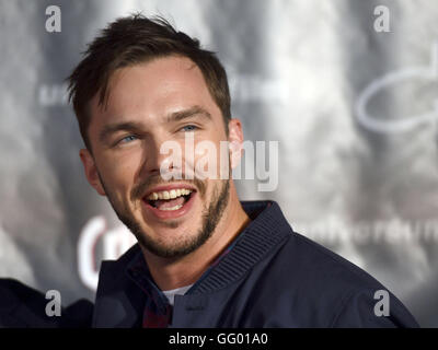 Köln, Deutschland. 1. August 2016. Britischer Schauspieler Nicholas Hoult Gesten während der Premiere des Films Collide in Köln, Deutschland, 1. August 2016. Der Film beginnt am 04.08.2016. Foto: Henning Kaiser/Dpa/Alamy Live News Stockfoto