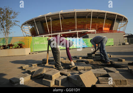 Rio De Janeiro, Brasilien. 1. August 2016. Arbeiter bereitet den Fußweg vor der Olympischen Tennis Center Court am Olympischen Park Barra vor den Rio Olympischen Spielen 2016 in Rio De Janeiro, Brasilien, 1. August 2016. Olympische Spiele 2016 in Rio statt von 05 bis 21 August. Foto: Michael Kappeler/Dpa/Alamy Live News Stockfoto