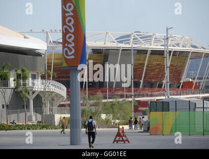 Rio De Janeiro, Brasilien. 1. August 2016. Die Menschen gehen vor das Tennisstadion am Olympischen Park Barra vor den Rio Olympischen Spielen 2016 in Rio De Janeiro, Brasilien, 1. August 2016. Olympische Spiele 2016 in Rio statt von 05 bis 21 August. Foto: Michael Kappeler/Dpa/Alamy Live News Stockfoto