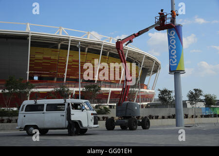 Rio De Janeiro, Brasilien. 1. August 2016. Arbeiter installieren ein Schild mit dem Logo des Rio 2016 bei Olympia Park Barra vor dem Tennis-Stadion vor den Rio Olympischen Spielen 2016 in Rio De Janeiro, Brasilien, 1. August 2016. Olympische Spiele 2016 in Rio statt von 05 bis 21 August. Foto: Michael Kappeler/Dpa/Alamy Live News Stockfoto