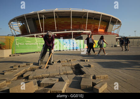 Rio De Janeiro, Brasilien. 1. August 2016. Arbeiter bereitet den Fußweg vor der Olympischen Tennis Center Court am Olympischen Park Barra vor den Rio Olympischen Spielen 2016 in Rio De Janeiro, Brasilien, 1. August 2016. Olympische Spiele 2016 in Rio statt von 05 bis 21 August. Foto: Michael Kappeler/Dpa/Alamy Live News Stockfoto