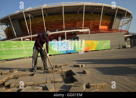 Rio De Janeiro, Brasilien. 1. August 2016. Arbeiter bereitet den Fußweg vor der Olympischen Tennis Center Court am Olympischen Park Barra vor den Rio Olympischen Spielen 2016 in Rio De Janeiro, Brasilien, 1. August 2016. Olympische Spiele 2016 in Rio statt von 05 bis 21 August. Foto: Michael Kappeler/Dpa/Alamy Live News Stockfoto