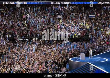 Philadelphia, Pennsylvania, USA. 28. Juli 2016. US-demokratischen Präsidentschafts Kandidat Hillary Clinton betritt die Bühne am letzten Tag der 2016 US Democratic National Convention im Wells Fargo Center, Philadelphia, Pennsylvania, USA am 28. Juli 2016. Ehemalige US-Außenministerin Hillary Clinton hat formell akzeptiert die US-Demokraten-Nominierung für das Präsidentenamt und versprach mehr wirtschaftlichen Möglichkeiten für Amerikaner und "stetige Führung". © Li Muzi/Xinhua/Alamy Live-Nachrichten Stockfoto