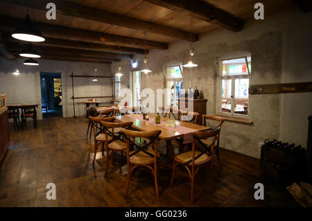 Das Photo zeigt das Restaurant des "Hotel Zur Mühle" in der Nähe von der Schmilk'schen Mühle in Bad Schandau im Dorf Schmilka in der sächsischen Schweiz (Sachsen), Deutschland, 19. Juli 2016. Wenn man das Hotel verziert, kein Lack verwendet wurde, die Holzböden sind alle natürlichen eingeseift und die Quelle der Heizung ist eine Lehm-Wandheizung. Foto: Britta Pedersen/dpa Stockfoto