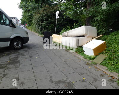 Köln, Deutschland. 31. Juli 2016. Sperrmüll am Straßenrand deponiert, während ein van auf dem Bürgersteig in Köln, 31. Juli 2016 geparkt ist. Foto: HORST GALUSCHKA - NO WIRE SERVICE - © Dpa/Alamy Live-Nachrichten Stockfoto