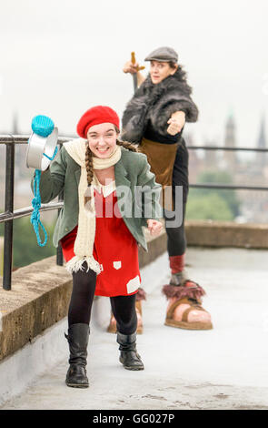 Edinburgh, Schottland. 2. August 2016. Basierend auf der traditionellen schottischen Volkssage, Molly Whuppie, Kinder Theatergruppe Licktyspit Gleichgewicht auf "Brücke von einem Haar". Die Show ist bei Montage Roxy von 4 bis 28 August im Rahmen des Edinburgh Festival Fringe. Bildnachweis: Richard Dyson/Alamy Live-Nachrichten Stockfoto