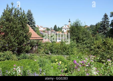 Murnau, Deutschland. 20. Juli 2016. Die "Septembertag-Haus" und St. Nikolaus Kirche in Murnau, Deutschland, 20. Juli 2016 abgebildet. Die Künstler Gabriele Muenter (1877-1962) und Wassily Kandinsky (1866-1944) verbrachte die Sommermonate gemeinsam im Haus von 1909 bis 1914. Foto: ALEXANDRA SCHULER - NO WIRE SERVICE - © Dpa/Alamy Live-Nachrichten Stockfoto