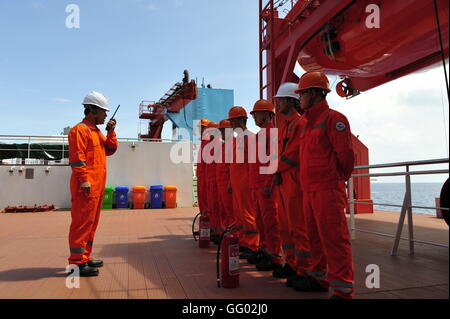 An Bord Zhang Jian. 2. August 2016. Eine Brandschutzübung ist auf chinesische Tiefseeforscher Schiff Zhang Jian durchgeführt, wie es in den Gewässern in der Nähe des Äquators am Pazifischen Ozean, 2. August 2016 segelt. Das Schiff segelte über den Äquator in der südlichen Hemisphäre am Dienstag. © Zhang Jiansong/Xinhua/Alamy Live-Nachrichten Stockfoto