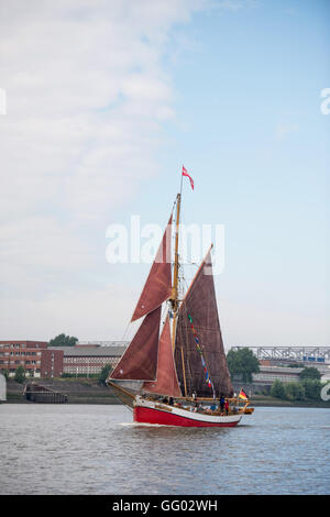 Hamburg, Deutschland. 2. August 2016. Abenteurer Arved Fuchs kommt zum Hafen auf dem Schiff "Dagmar Aaen," Ende der einjährigen, 40.000 km 'Ocean Change"Expedition in Hamburg, Deutschland, 2. August 2016. Foto: DANIEL REINHARDT/Dpa/Alamy Live News Stockfoto