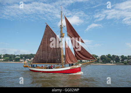 Hamburg, Deutschland. 2. August 2016. Abenteurer Arved Fuchs kommt zum Hafen auf dem Schiff "Dagmar Aaen," Ende der einjährigen, 40.000 km 'Ocean Change"Expedition in Hamburg, Deutschland, 2. August 2016. Foto: DANIEL REINHARDT/Dpa/Alamy Live News Stockfoto