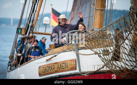 Hamburg, Deutschland. 2. August 2016. Abenteurer Arved Fuchs und seine Frau Brigitte Ellerbrock Rückfahrt zum Hafen auf dem Schiff "Dagmar Aaen," Ende der einjährigen, 40.000 km 'Ocean Change"Expedition in Hamburg, Deutschland, 2. August 2016. Foto: DANIEL REINHARDT/Dpa/Alamy Live News Stockfoto