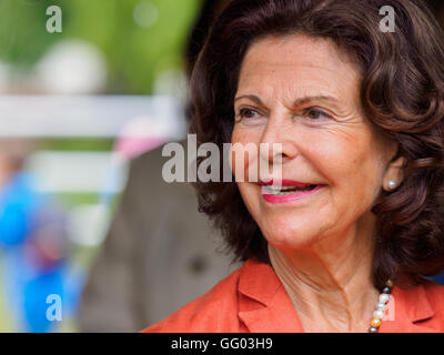 Heroldsbach, Deutschland. 2. August 2016. Königin Silvia von Schweden lächelt der Erlebnispark Erlebnispark Thurn in Heroldsbach, Deutschland, 2. August 2016. Königin Silvia von Schweden besucht die Kinder-Ferienlager der deutschen TV-Lotterie in den Erlebnispark Schloss Thurn. Foto: NICOLAS ARMER/DPA/Alamy Live-Nachrichten Stockfoto