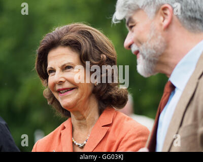 Heroldsbach, Deutschland. 2. August 2016. Königin Silvia von Schweden im Abenteuerpark Erlebnispark Thurn in Heroldsbach, Deutschland, 2. August 2016. Königin Silvia von Schweden besucht die Kinder-Ferienlager der deutschen TV-Lotterie in den Erlebnispark Schloss Thurn. Foto: NICOLAS ARMER/DPA/Alamy Live-Nachrichten Stockfoto