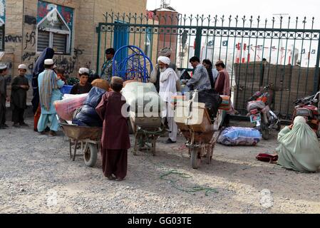 (160802)--KANDAHAR (AFGHANISTAN), 2. August 2016 (Xinhua)--Afghanen Rückkehr aus Pakistan warten auf den LKW zu ihnen nach Hause an der Spin Buldak Grenze der südlichen Provinz Kandahar, Afghanistan, 2. August 2016 übernehmen. Das Flüchtlingshilfswerk der Vereinten Nationen hat Hilfspaket für registrierte afghanischen Flüchtlingsfamilien, die entscheiden, zurück nach Afghanistan unter UNO-Hochkommissariat für Flüchtlinge (UNHCR) erleichterte Rückkehr Ehrenamtsprogramm erhöht. (Xinhua/Sanaullah Seiam) (Lr) Stockfoto