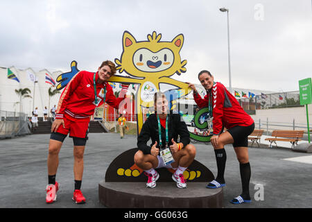 Rio De Janeiro, Brasilien. 2. August 2016. Mitglieder der Delegation von Montenegro nehmen Sie ein Foto im Olympischen Dorf in Rio De Janeiro, Brasilien, am 2. August 2016. Mit 31 Gebäude und 3.604 Appartements veranstaltet das Dorf mehr als 17.000 Sportler und Funktionäre in den Spitzenzeiten. In der Nähe von Recreio Dos Bandeirantes im Westen des Rio erbaut, ist es in der Nähe von Barra Olympiapark, der Haupt-Veranstaltungsort-Cluster. Bildnachweis: Zheng Huansong/Xinhua/Alamy Live-Nachrichten Stockfoto