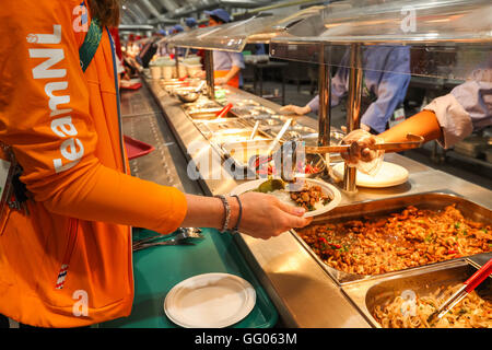 Rio De Janeiro, Brasilien. 2. August 2016. Mitglieder der Delegation der Niederlande erhalten Essen in der Kantine im Olympischen Dorf in Rio De Janeiro, Brasilien, auf 2. August 2016. Mit 31 Gebäude und 3.604 Appartements veranstaltet das Dorf mehr als 17.000 Sportler und Funktionäre in den Spitzenzeiten. In der Nähe von Recreio Dos Bandeirantes im Westen des Rio erbaut, ist es in der Nähe von Barra Olympiapark, der Haupt-Veranstaltungsort-Cluster. Bildnachweis: Zheng Huansong/Xinhua/Alamy Live-Nachrichten Stockfoto