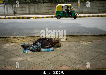 Neu-Delhi, Indien. 10. Mai 2013. Datei-Image - Auto-Rikscha-Fahrer und Obdachlosen Mann durch die Straßen von New Delhi © Jordi Boixareu/ZUMA Draht/Alamy Live News Stockfoto