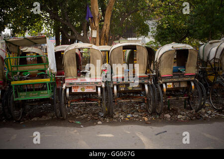 Amritsar, Punjab, Indien. 12. Mai 2013. Image Datei - geparkten Fahrradrikschas in Amritsar, Indien. Hinweis für Redakteure: dieses Bild gehört zu einem persönlichen Werk, das 2013 entlang dem Iran, der Türkei und Indien benannt erschossen wurde '' The Passenger - verlorene Fotos © Jordi Boixareu/ZUMA Draht/Alamy Live News Stockfoto