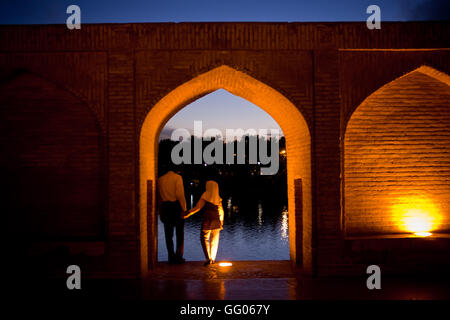 Isfahan, der Iran. 25. Mai 2013. Image Datei - Menschen betrachtet den Zayandeh Fluss von der Si-o-She-Pol-Brücke in Isfahan, Iran. © Jordi Boixareu/ZUMA Draht/Alamy Live-Nachrichten Stockfoto